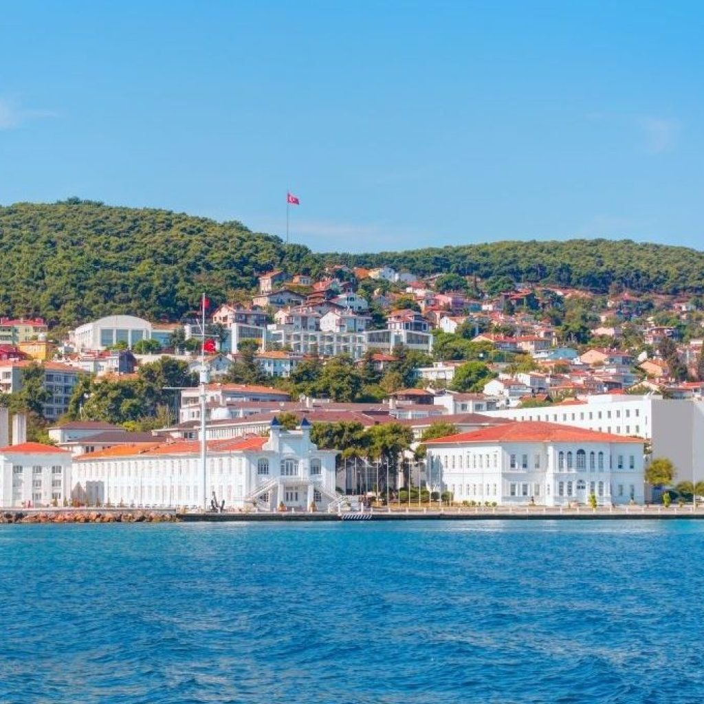 Heybeliada-Gezi-Rehberi-ve-Gezilecek-Yerler-1024×680